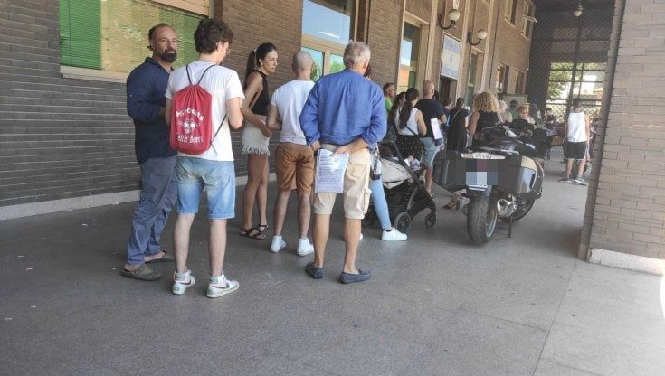 Torino, apertura staordinaria ufficio passaporti: coda sotto i portici
