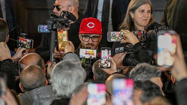 Pistole e sentimenti del rapper “secondino”, Geolier divide l’Italia: dall’infanzia a Secondigliano ai dischi di platino
