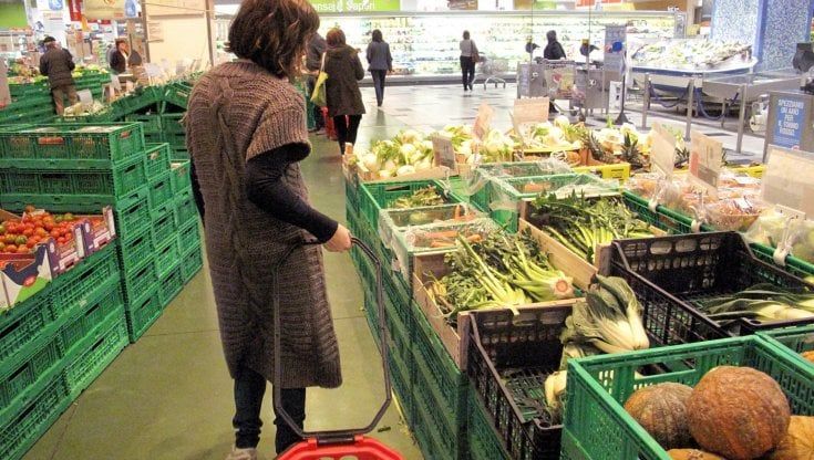Crolla la fiducia dei consumatori italiani, ai minimi da maggio 2020. Si allarga la forbice tra stipendi e prezzi