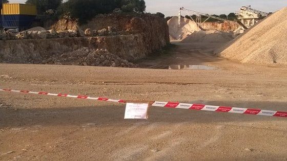Taranto, sigilli alla cava abusiva di 50mila metri quadrati. L'allarme: "Alto rischio di crolli"