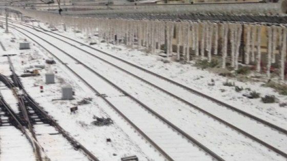Allerta in Liguria, treni nel caos, mareggiate, torrenti in piena, l'Entella esce alla foce
