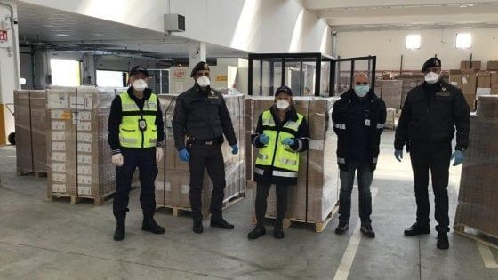 Bloccati alla dogana di Bologna 13mila dispositivi sanitari pronti a essere inviati in Sudafrica