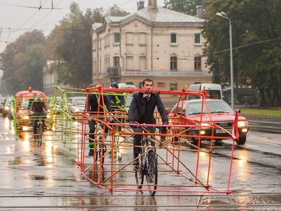 Riga, protesta in bici: le auto occupano troppo spazio