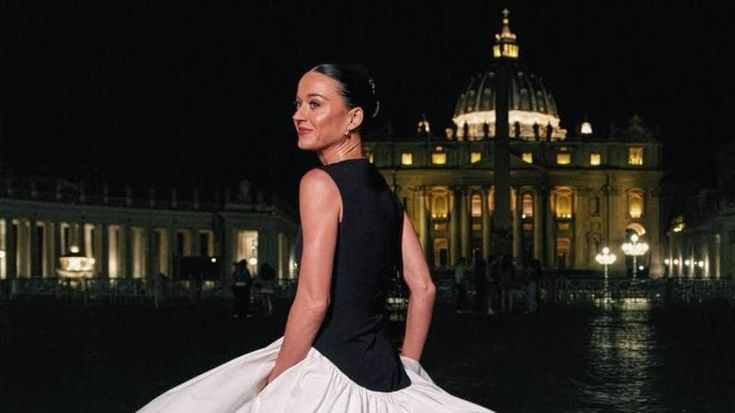 Katy Perry, vacanze romane: show alla Nuvola, la carta di credito alla Fontana di Trevi e San Pietro