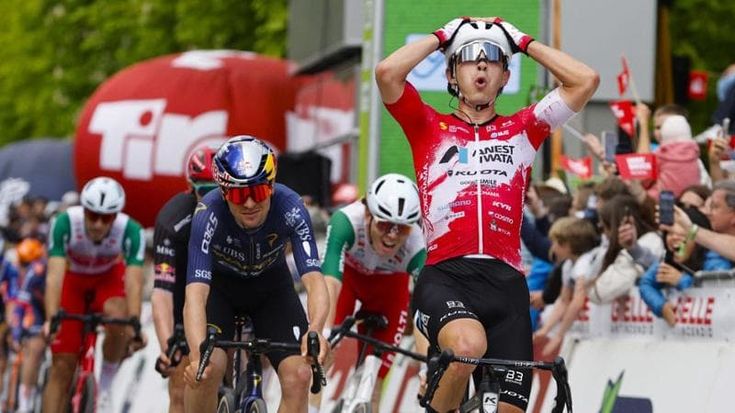 Dati vince al Tour of the Alps: festeggia Ukyo Katayama, l’ex pilota di F1 ora manager del suo team