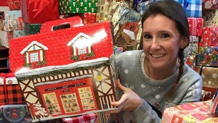 Una cosa calda, una cosa dolce e un gioco: ritornano le scatole-solidali, il regalo di Natale diventato un fenomeno social