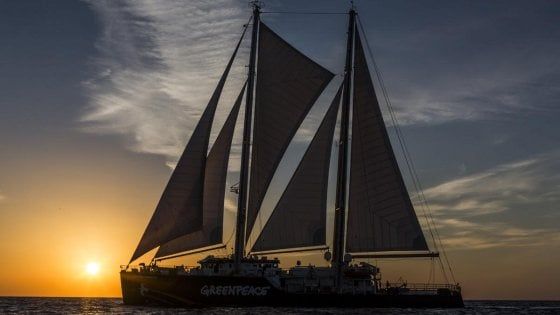 Lampedusa, la nave di Greenpeace porta in dono un impianto fotovoltaico