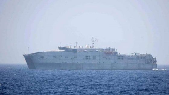 Migranti: 500 in arrivo su mezzi della Marina, in Italia anche i naufraghi della nave Usa. Toninelli: "Ma la misura è colma" 
