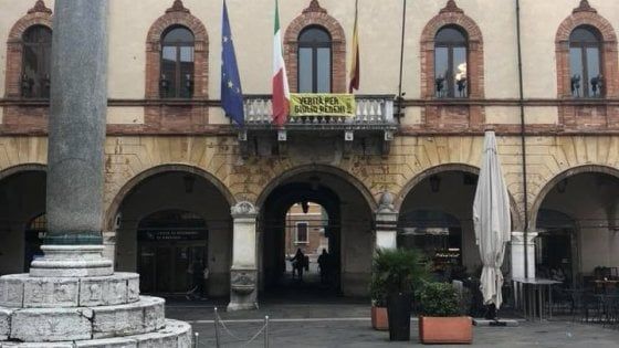 A Ravenna polemiche per la rimozione dello striscione per Giulio Regeni. "E' stato il Comune"