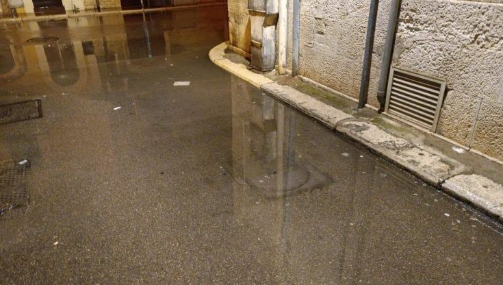 Allerta meteo, a Bari pioggia e strade allagate: "Anche camminare diventa difficile"