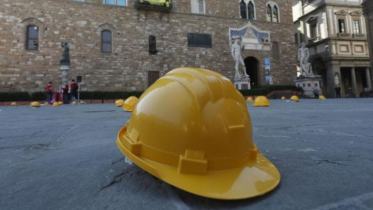 Un morto sul lavoro ogni sei ore. Ma nessuno si indigna