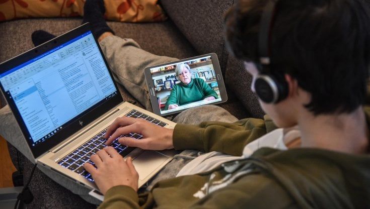 Cosa comprano gli adolescenti? Meno cibo e concerti, a tutta tecnologia e videogiochi