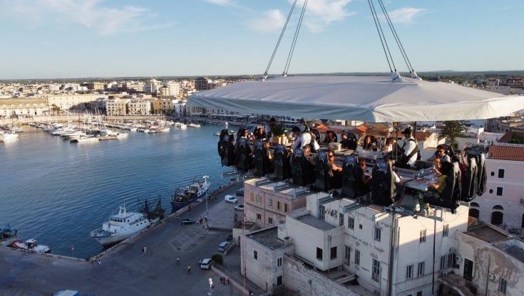 A Trani arriva Dinner in the Sky: colazione, pranzo o cena sospesi a 50 metri d'altezza ma con panorama mozzafiato