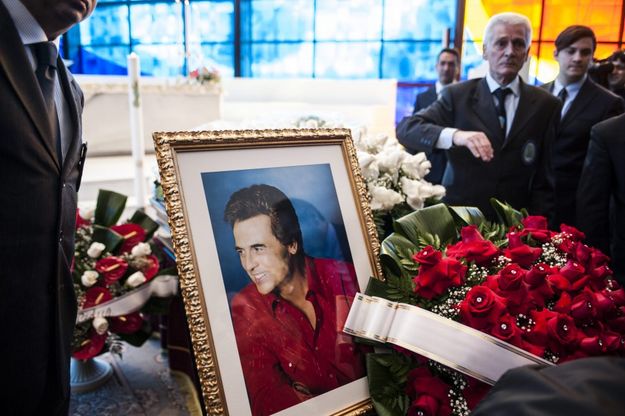 Per l'addio a Little Tony, cuore matto<br />corteo di Ferrari e centinaia di fan