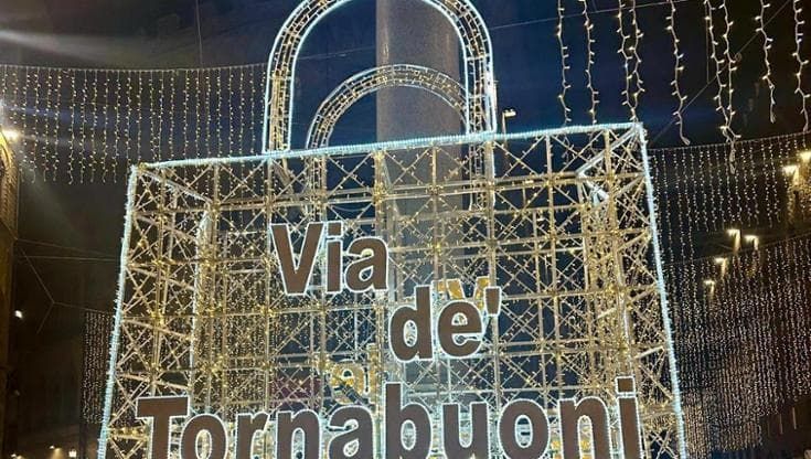 Via Tornabuoni si illumina: luci e installazioni accese fino al 16 gennaio