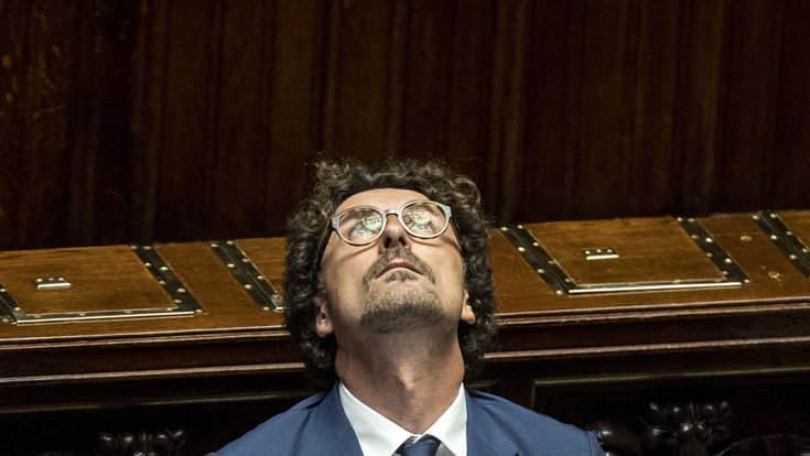 Danilo Toninelli, ministro delle gaffes. E la Casaleggio ordina: Toglietegli Twitter”