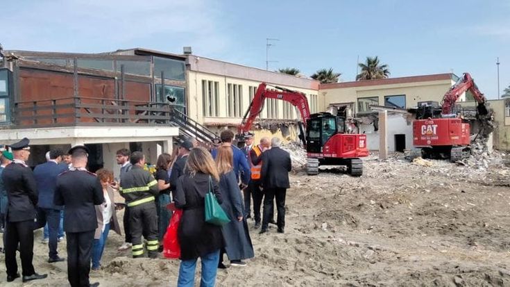 Ostia, ruspe allo stabilimento Village confiscato al clan Fasciani. Gualtieri: “Si volta pagina”