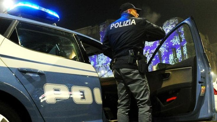 Prova a sventare il furto, i ladri lo pestano a sangue