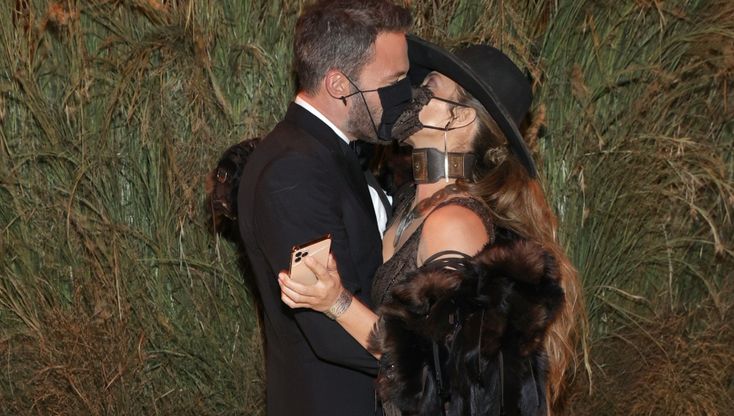 Jennifer Lopez e Ben Affleck: il bacio in pubblico al Met Gala 2021 è con la mascherina
