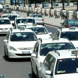 Bari, il taxi arriva con un'app: "Più facile prenotare, si potrà pagare anche a distanza"