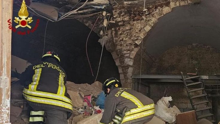 Crolla il solaio di una palazzina a Molfetta: donna trasportata in ospedale in codice rosso