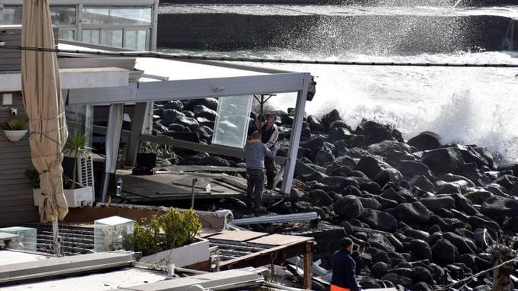I danni del ciclone Harry, stop ai canoni per i balneari