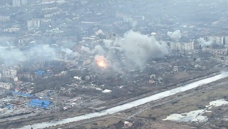 Ucraina, macelleria Bakhmut: segnali di ritirata tra ponti distrutti e soldati allo stremo