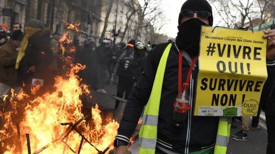 Francia, nuovi scontri sulle pensioni. Primo passo indietro del governo sulla riforma
