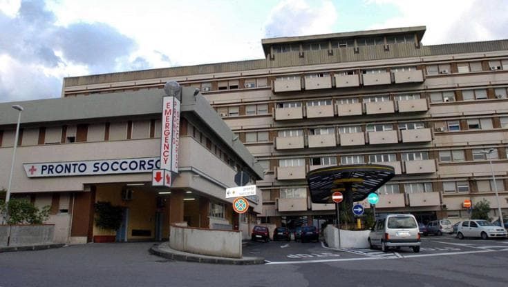 Travolta dagli scatoloni sulle scale dell’ospedale, donna in gravi condizioni