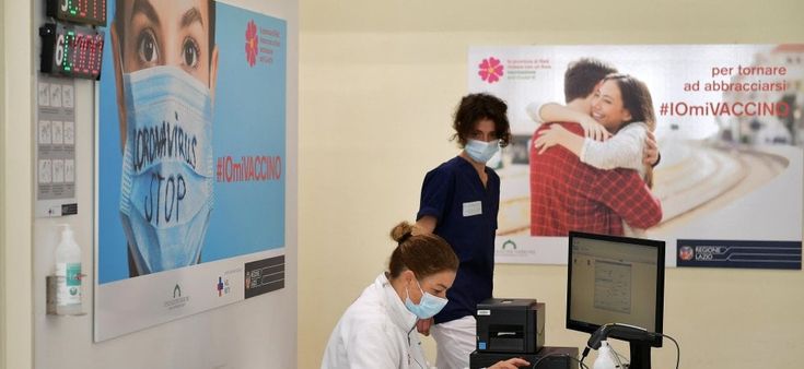 Vaccini, terza dose ancora negli hub, poi farmacie e medici di base
