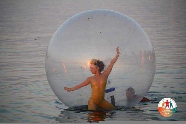 Bari, danza aerea sul lungomare: le ballerine fluttuano al tramonto
