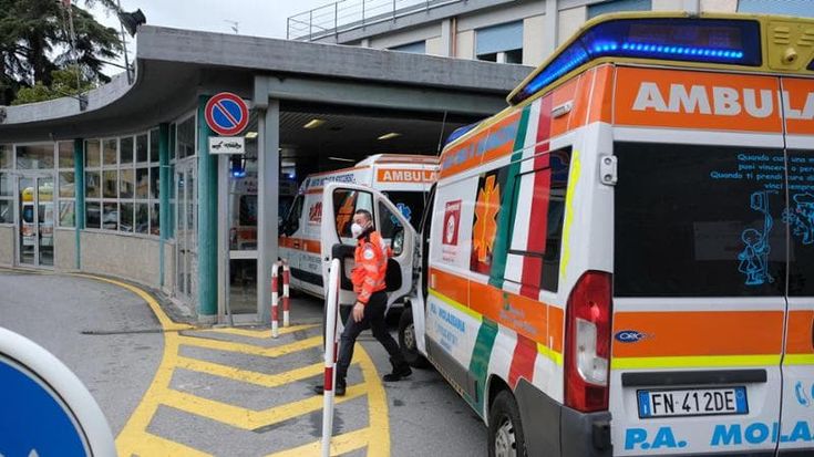 Cade dal ponteggio a Sestri Ponente, operaio di 54 anni grave al San Martino