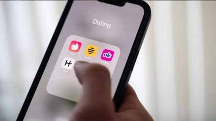 Innamorarsi (con le app) a Milano: in 140mila cercano il partner su Tinder, Bumble e Hinge