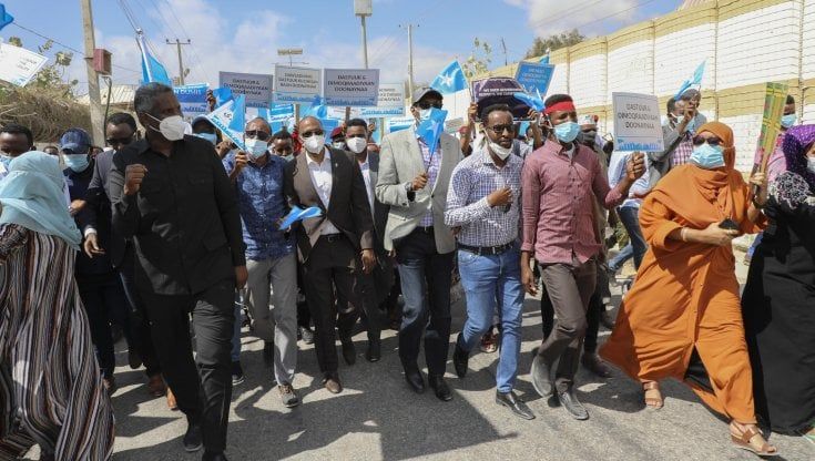 Somalia, caos a Mogadiscio: spari sul corteo dell'opposizione che chiedeva nuove elezioni presidenziali