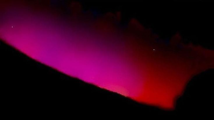Cielo rosso e viola in mezzo al buio, lo spettacolo dell’aurora boreale in Sicilia