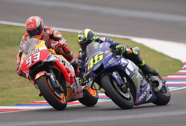 MotoGp, Marquez sperona Rossi: la fotosequenza dello scontro