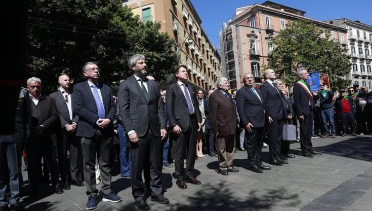 Napoli, Conte e Manfredi cantano “Bella Ciao”. Leader M5s: “Meloni? Abbracciare valori antifascisti”