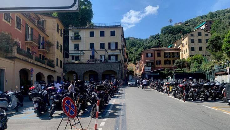 Portofino, costa 3 euro l’ora, 72 euro al giorno posteggiare una moto nel borgo
