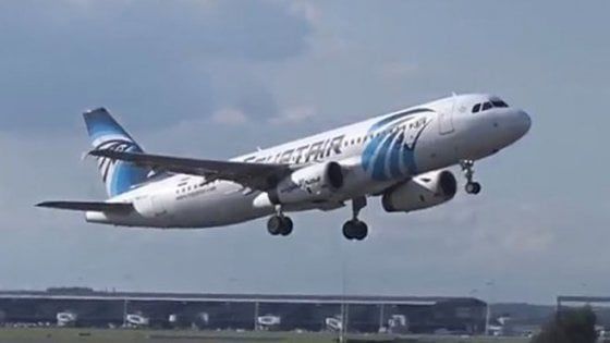 EgyptAir: kamikaze o bomba a tempo dietro l'ultima virata dell'Airbus