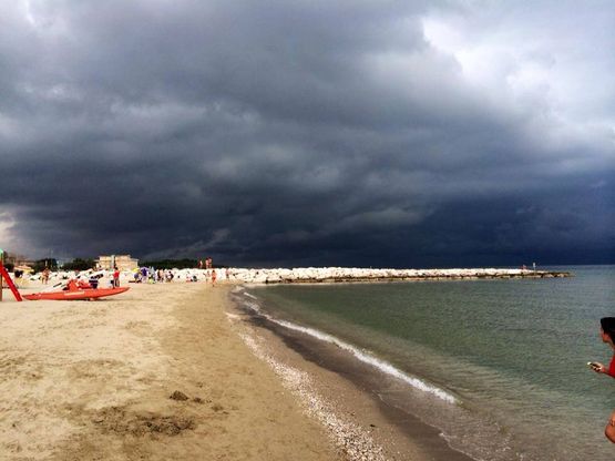 Pioggia e temporali: dalle spiagge alla montagna il maltempo non d&agrave; tregua in Emilia