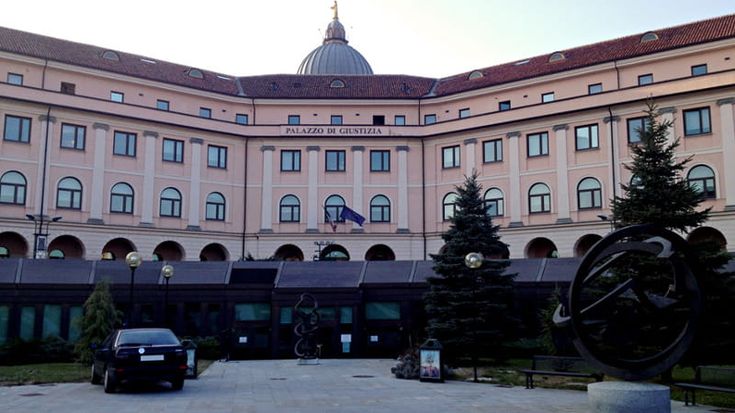 Riduce a schiava sessuale la figlia della compagna da quando ha 5 anni, condannato a 21 anni