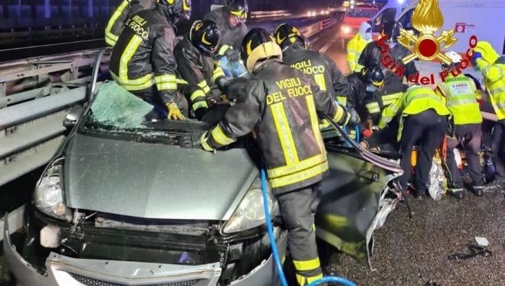 Incidente sulla Tangenziale Ovest di Milano, muoiono madre, padre e figlia di 12 anni. Gravi altri due figli