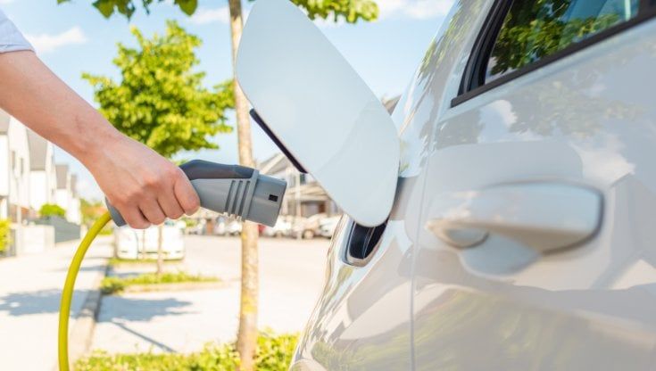 Auto elettriche, per risparmiare energia meglio ricaricarle durante il giorno