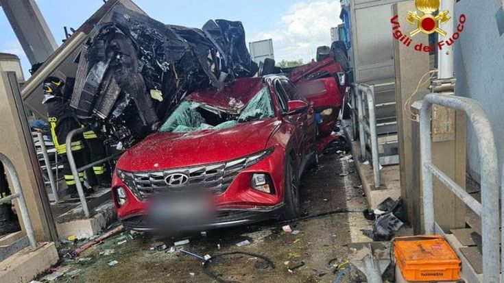 Rosignano, sfonda il casello in A12 e tampona auto in coda, tre morti nell’incidente stradale
