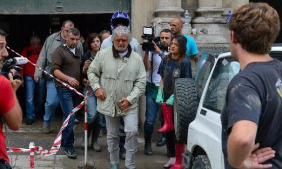 Grillo e l' "accompagnatore violento", &egrave; polemica sul web