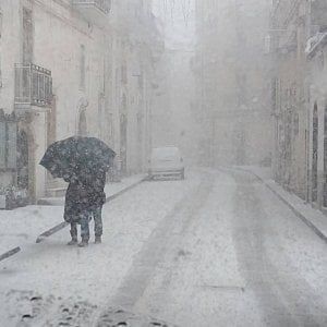 Maltempo sul Gargano, strade bloccate e case isolate: un metro di neve a Vico