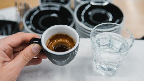 Lecce, al bar chiede l'acqua e gli servono il brillantante: gravissimo un 27enne
