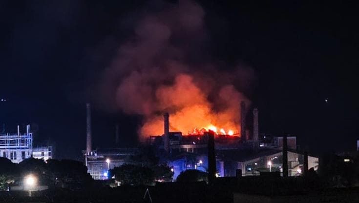 Incendio alle Ciminiere di Catania: distrutte due sale congressuali. La procura apre un’inchiesta