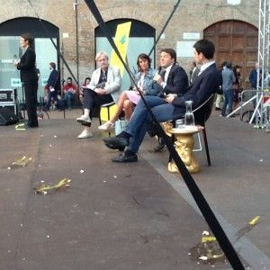 Renzi contestato a Ferrara: "Rispondiamo con un sorriso a chi tira le uova"