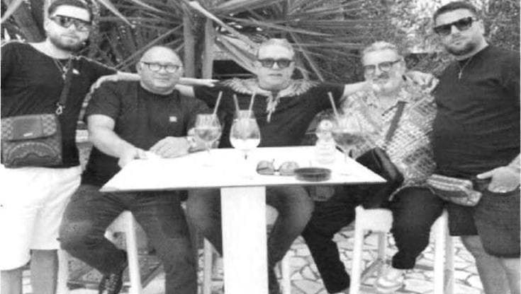 Parisi e Casamonica, amicizia tra clan a suon di Spritz e Coca Zero: lo scatto al summit a Orta Nova